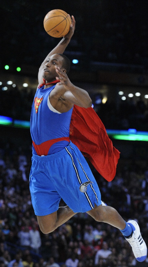 师徒重聚，阿隆索与维尔茨赛后拥抱致意，后者赠出比赛球衣（赛后再续师徒情：阿隆索与维尔茨相拥致意，维尔茨赠出比赛球衣）