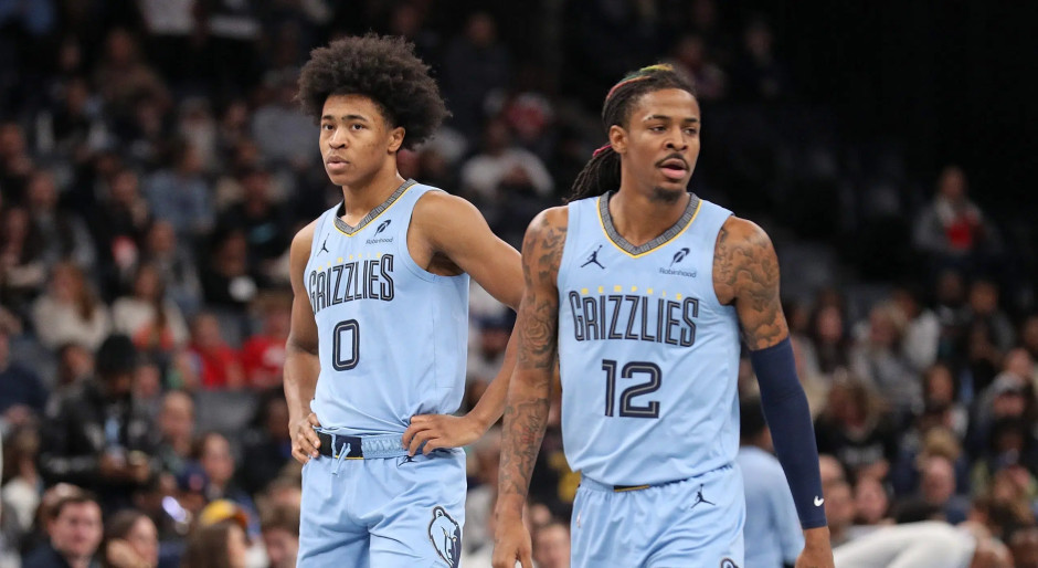 战皇马赛前阿诺德壁画被破坏，旁边写着“叛徒”和“再见”（战皇马前，阿诺德壁画被毁，旁留“叛徒”“再见”字样）