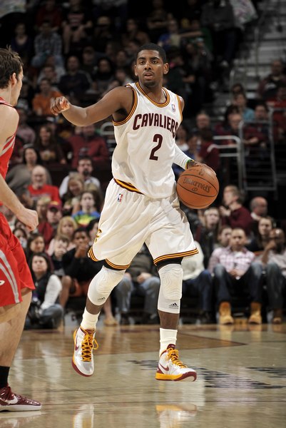 阿斯：维尼修斯希望继续为皇马效力，续约谈判已步入正轨（阿斯：维尼修斯愿留皇马，续约谈判进展顺利）