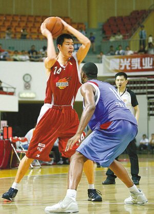 辽宁男篮王哲林关键得分带队胜（王哲林关键时刻发威，助辽宁男篮取胜）