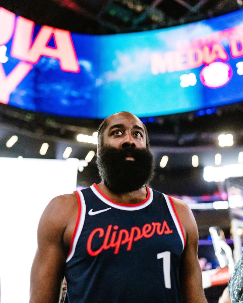 弗兰克：也许罗梅罗和范德芬该踢前锋；战旧主？比赛就是要赢（弗兰克：考虑让罗梅罗和范德芬打前锋；对阵旧主只为赢球）